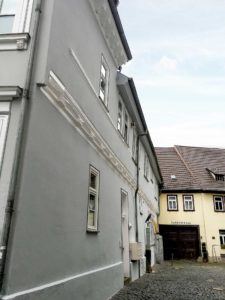 Die neu gestaltete Fassade eines Hauses an der Langen Brücke in Erfurt