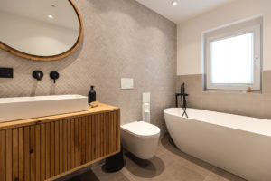Modernes Bad mit Badewanne, Toilette und Waschbecken