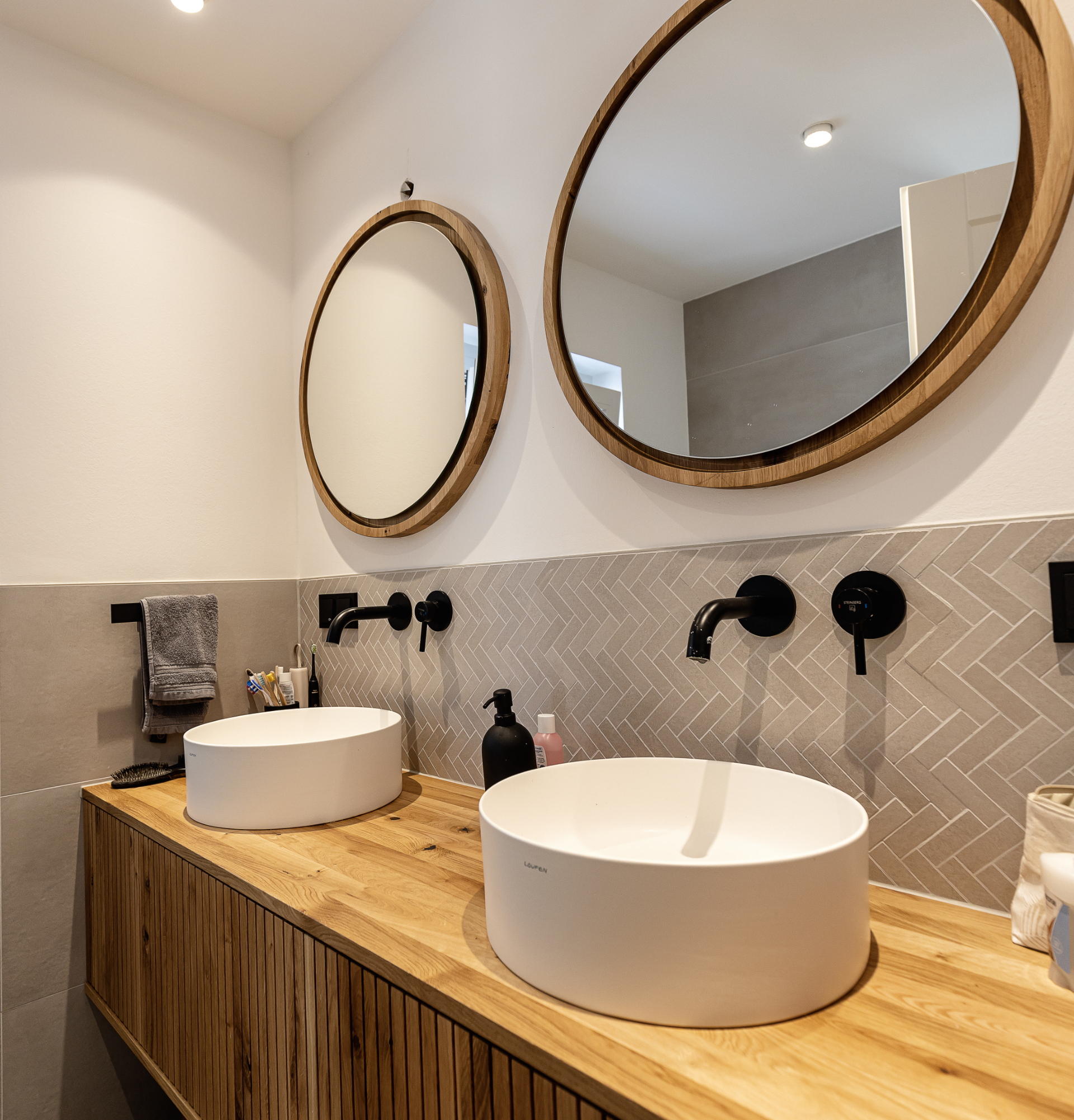 Moderne Waschbecken und Spiegel in einem Badezimmer